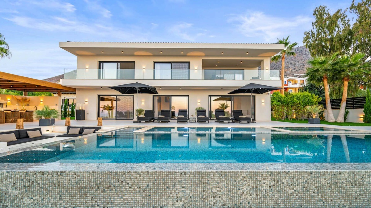 Koutouloufari Villa | Luxurious 7-Bedroom villa Belle Marianna