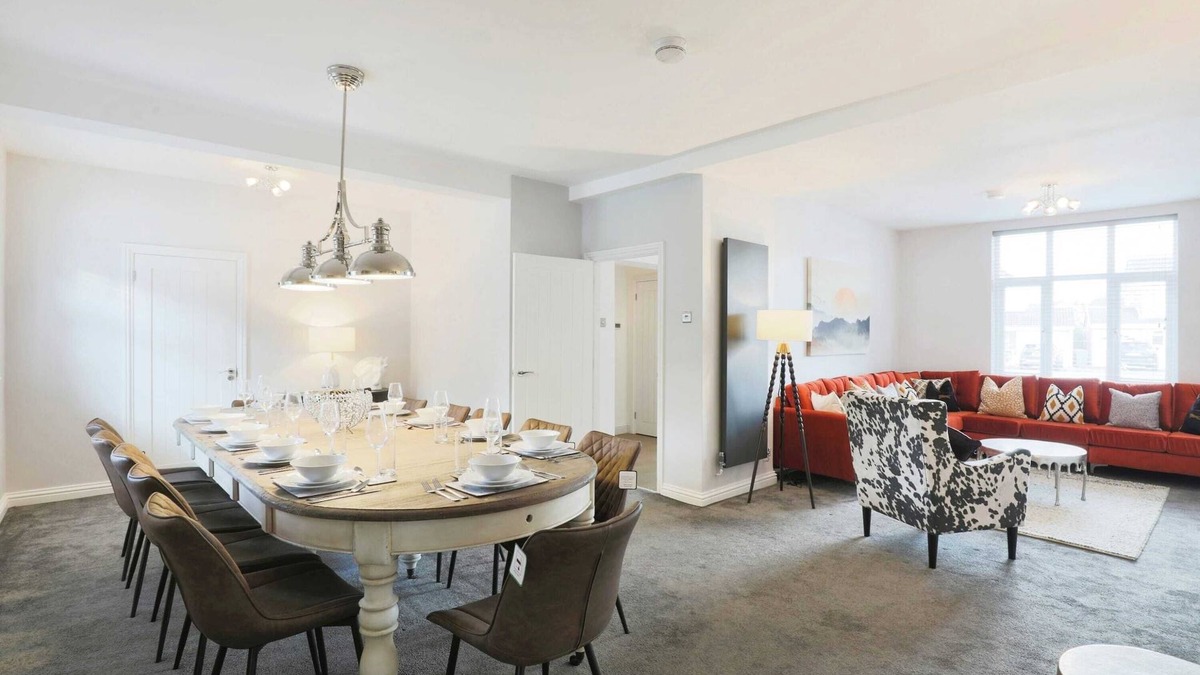 Barnt Green House | Luxurious 7-Bedroom Home in Solihull, close to NEC & BHX