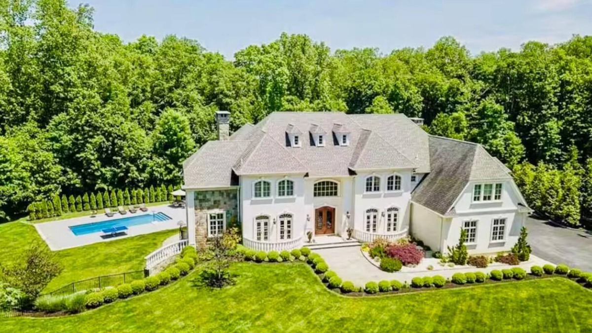 Lewisboro House | Luxurious 7-Bedroom Katonah Estate with Pool & Scenic Lake Views.