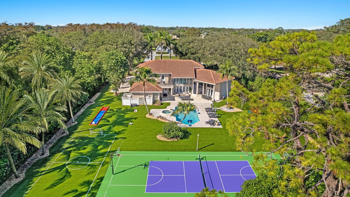 Parkland House | Luxurious 7-Bedroom Villa with Pool & Games