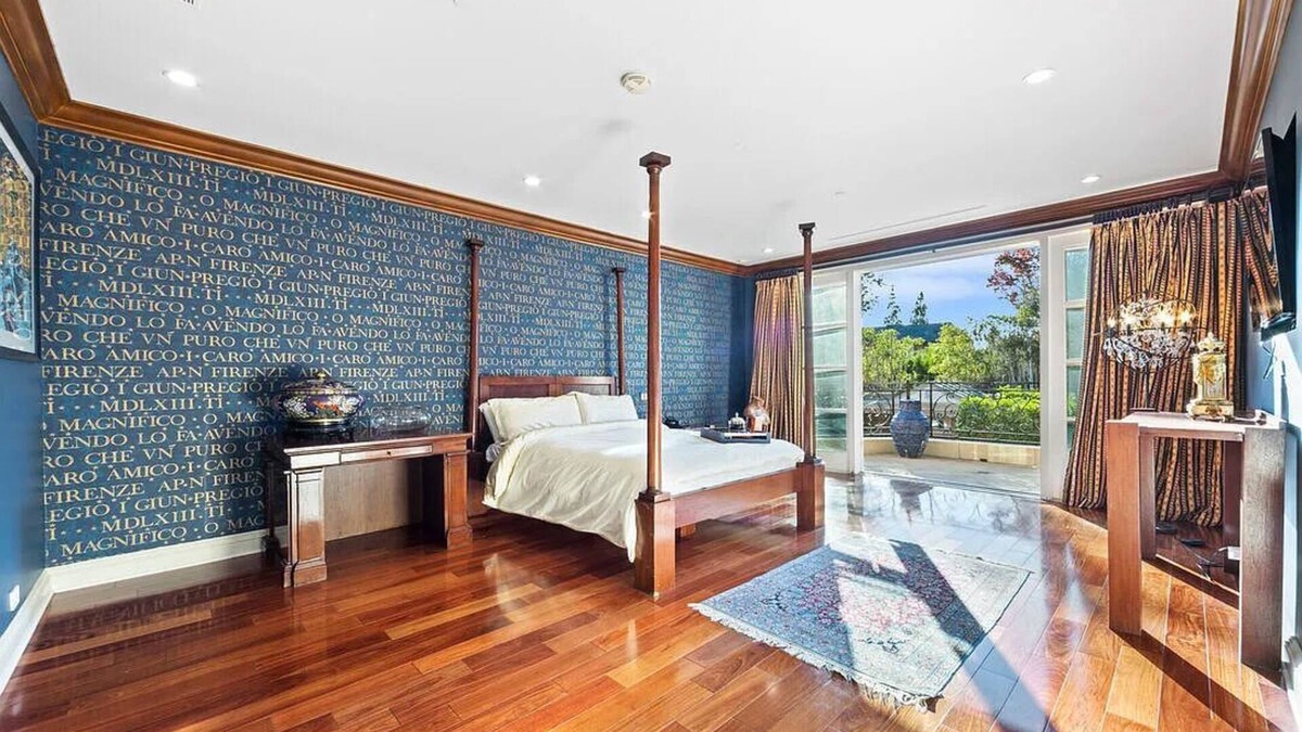 The Flats House | Luxurious 9-bedroom estate in Beverly Hills with WiFi, AC, fitness room