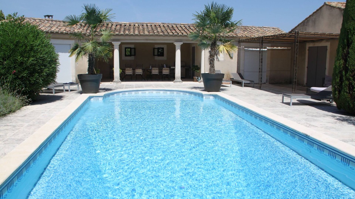Eygalieres Villa | Luxurious, air-conditioned villa, ten minutes stroll to vibrant Eygalieres