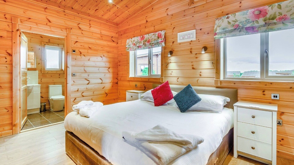 Hollym Ski Chalet | Luxurious and contemporary Finnish log lodge.
