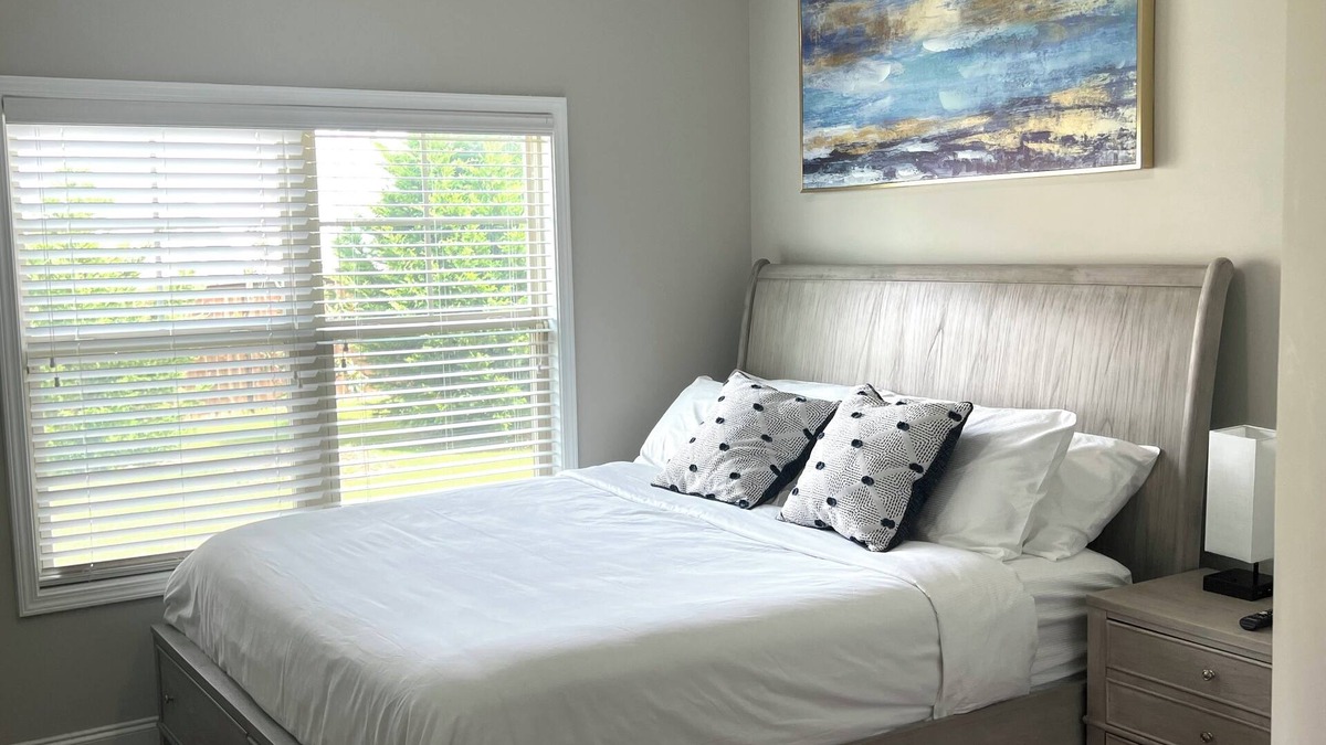 Sugar Hill House | Luxurious and Cozy Private Room with a King Size Bed in a Safe ,Gated Community.