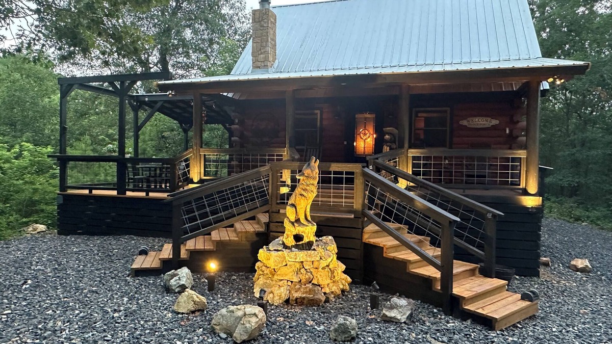 Board Camp Cabin | Luxurious and Rustic “Wolf Ridge Lodge” with Hot Tub - Sleeps 6 at Wolf Pen Gap