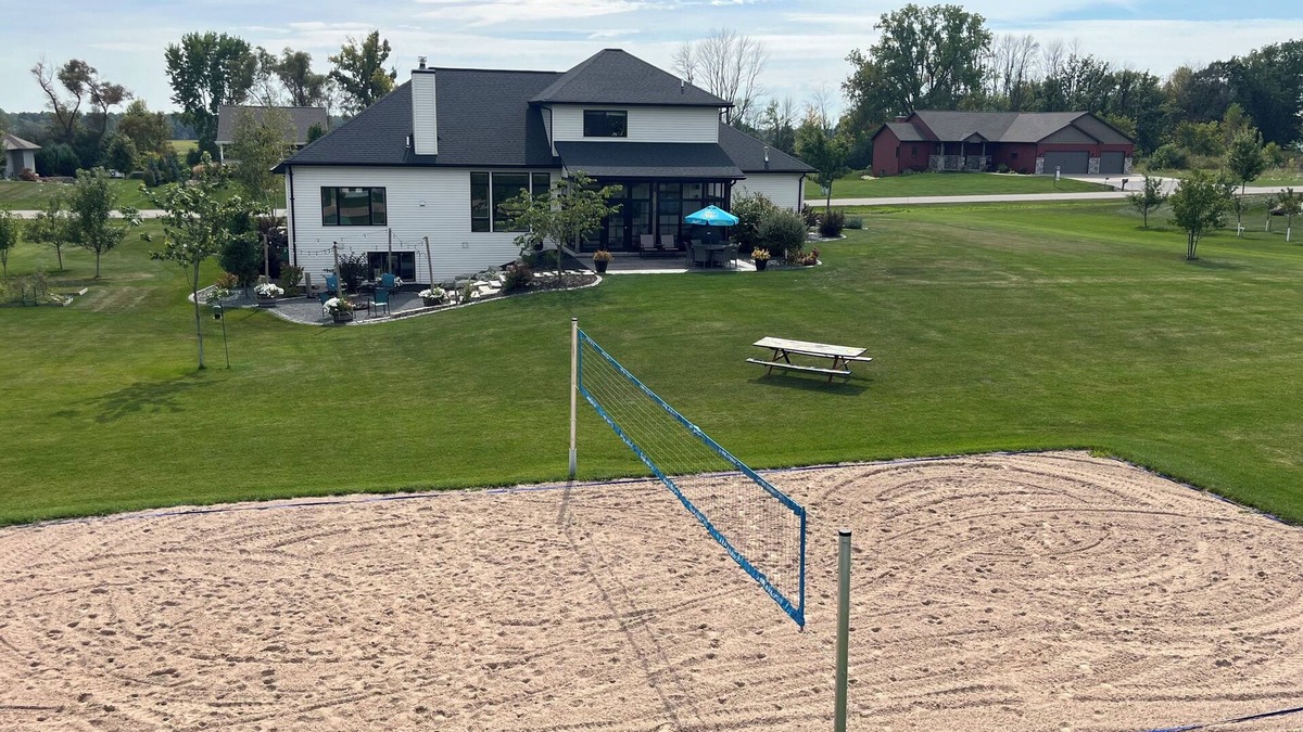 Butte Des Morts House | Luxurious and Spacious 5-bedroom house - Only 35 Minutes from Lambeau Field!