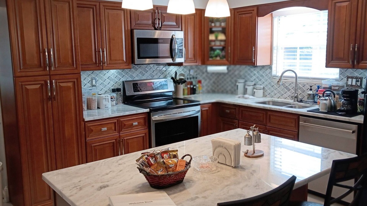 Buechel House | Luxurious and Stylish Home w/Open Floor Plan! Safe area. Free Parking