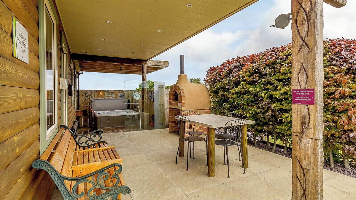 Durham Ski Chalet | Luxurious and stylish modern lodge with one master double and one twin.