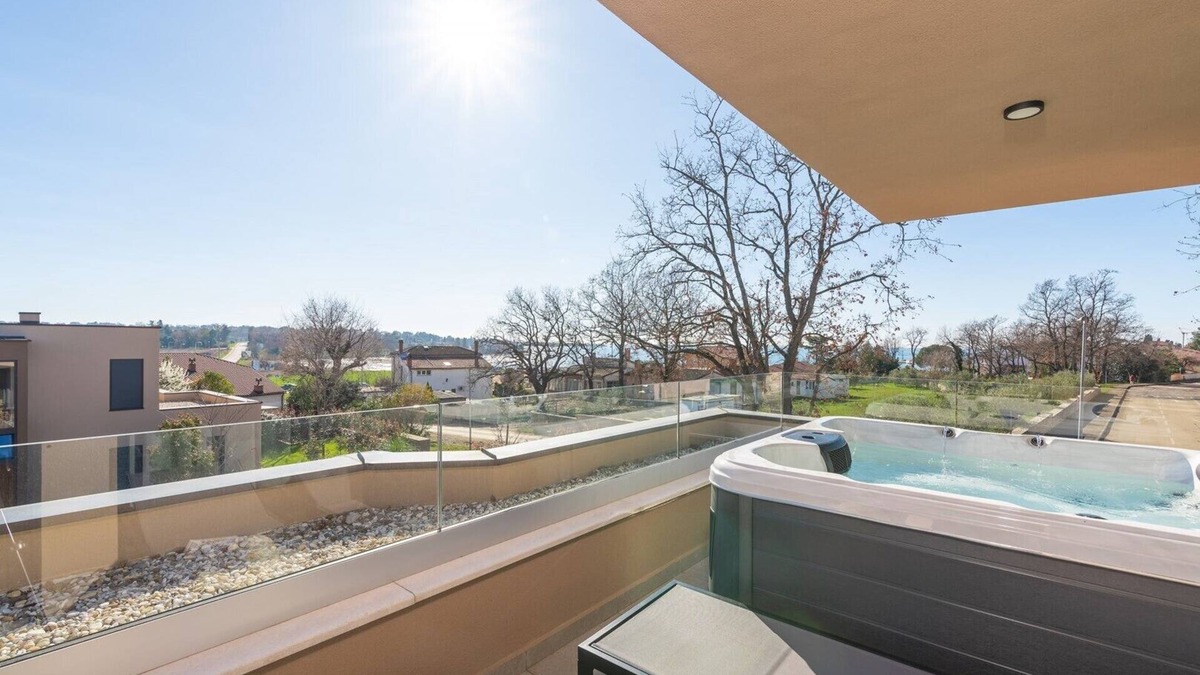 Karigador Apartment | Luxurious Apartment with Jacuzzi, Sea View, and Balcony in Istria