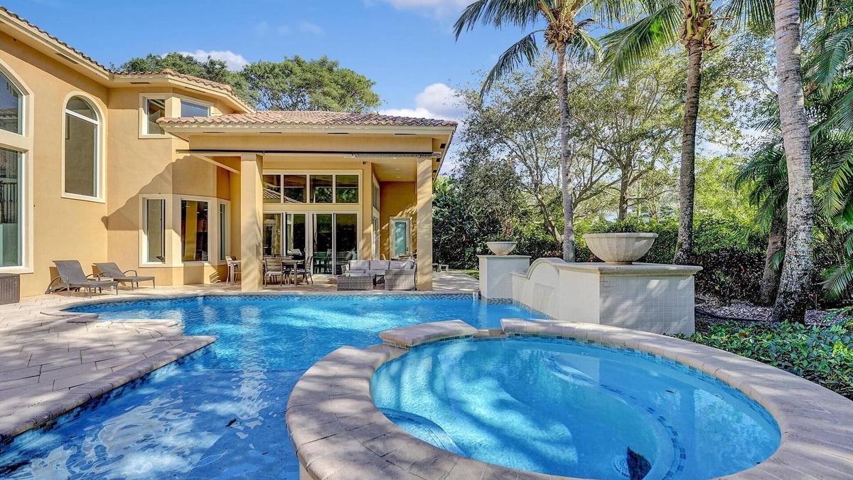 Ocean Ridge Villa | Luxurious Beach Home/Walk To Fun Beach/Gamer Room/Mins. to Downtown DelRay/WiFi