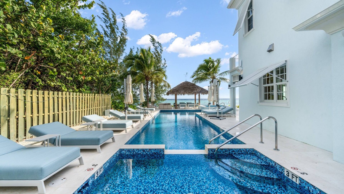 Bodden Town House | Luxurious Beachfront 6-bed House with Guest House- Sleeps up to 21 Guests!