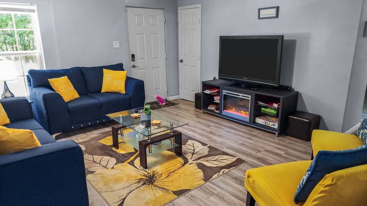 Denison House | Luxurious beds, remodeled, very clean, quiet neighborhood, big backyard & tree!