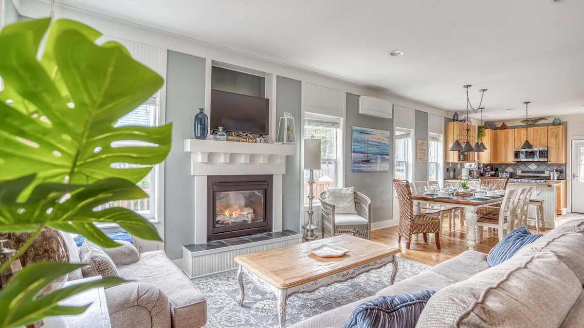 Lincoln Beach House | Luxurious Bella Beach Fun-3 King Beds-Hot Tub-Gazebo-Fire Pit-Media-Game Room