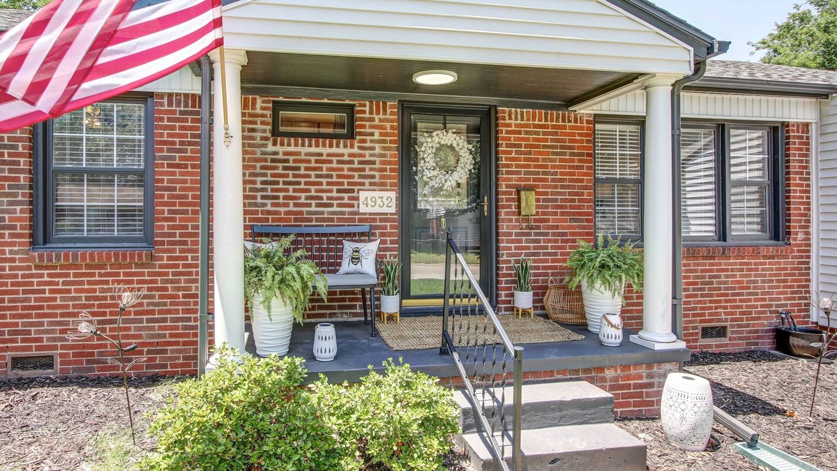Tulsa Cabin | Luxurious Brookside HideAway Central to All Things Tulsa!