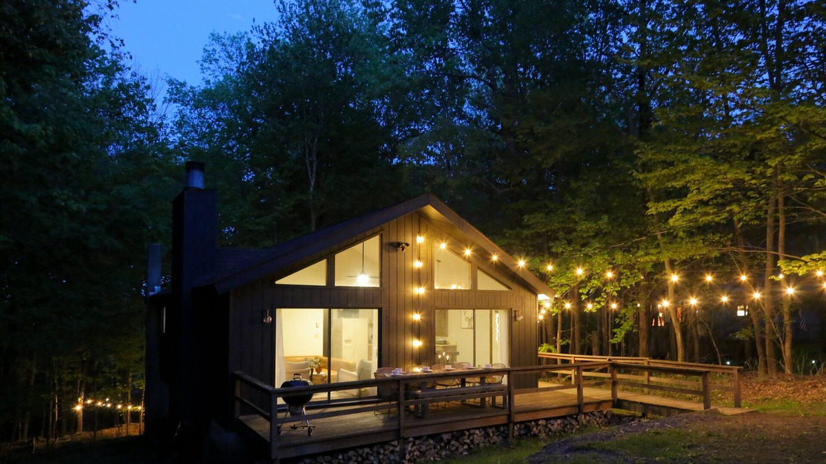 Lake Ariel Cabin | Luxurious Cabin by Ski & Lake w/ Community Pool