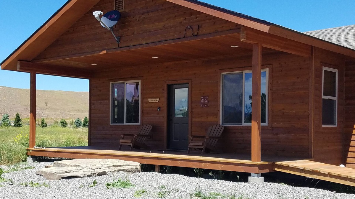 Emigrant Cabin | Luxurious cabin on the Yellowstone River with Pond, Five Miles from Chico