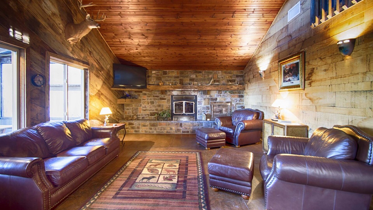 Windyville Cabin | Luxurious Cabin with private Niangua River access & view