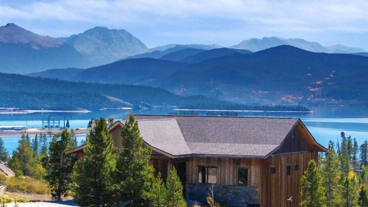 Grand Lake Ski Chalet | Luxurious Chalet: Epic Views, Hot Tub, K beds, Movie/Game Room, Gym, near RMNP