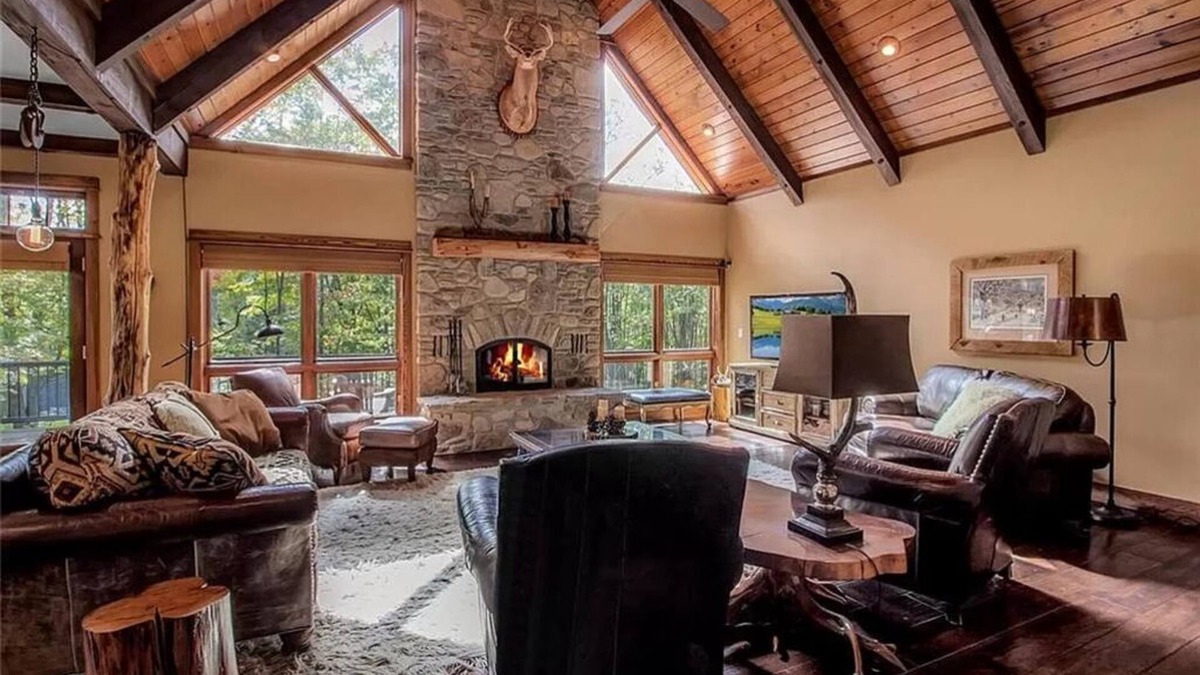 Ellicottville Ski Chalet | Luxurious Chalet! Hot-tub, Bonfire & A+ Location for Skiing/Town