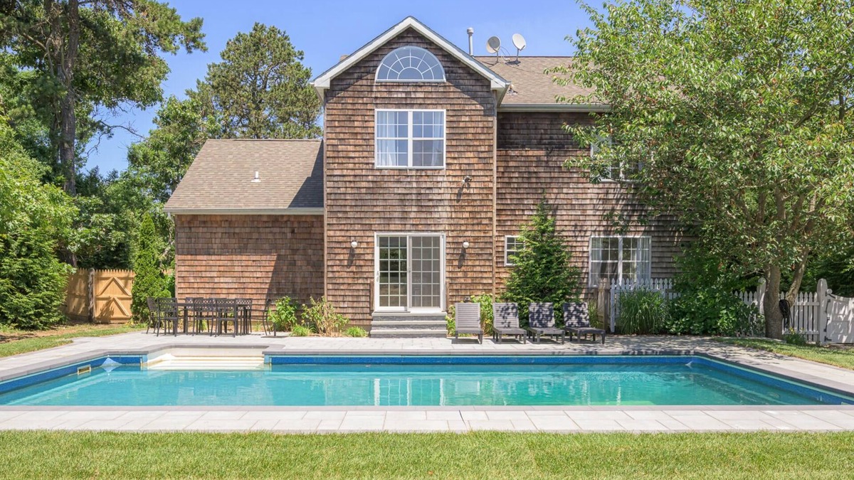 Shinnecock Hills House | Luxurious Colonial House with heated Pool in Southampton, NY