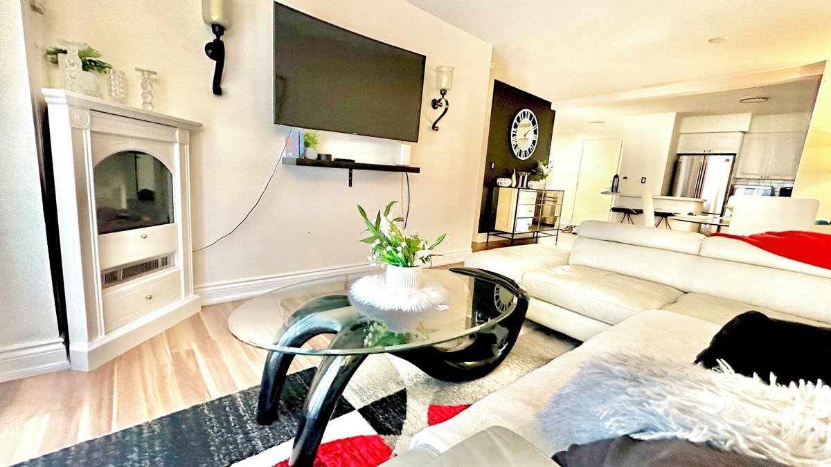 Downtown Mississauga House | Luxurious Comfy SQ1 Escape | 1BR+Den, Sleeps 4