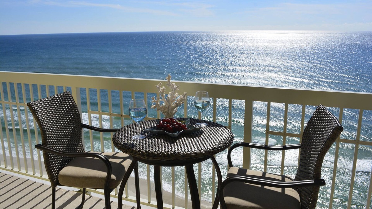 Miramar Beach Condo | Luxurious Condo 3 King Beds Sleeps up to 8 + Free Beach Service + Beach Front!