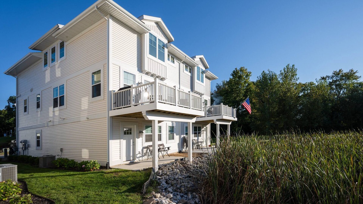 Douglas Condo | Luxurious Condo on Kalamazoo Lake