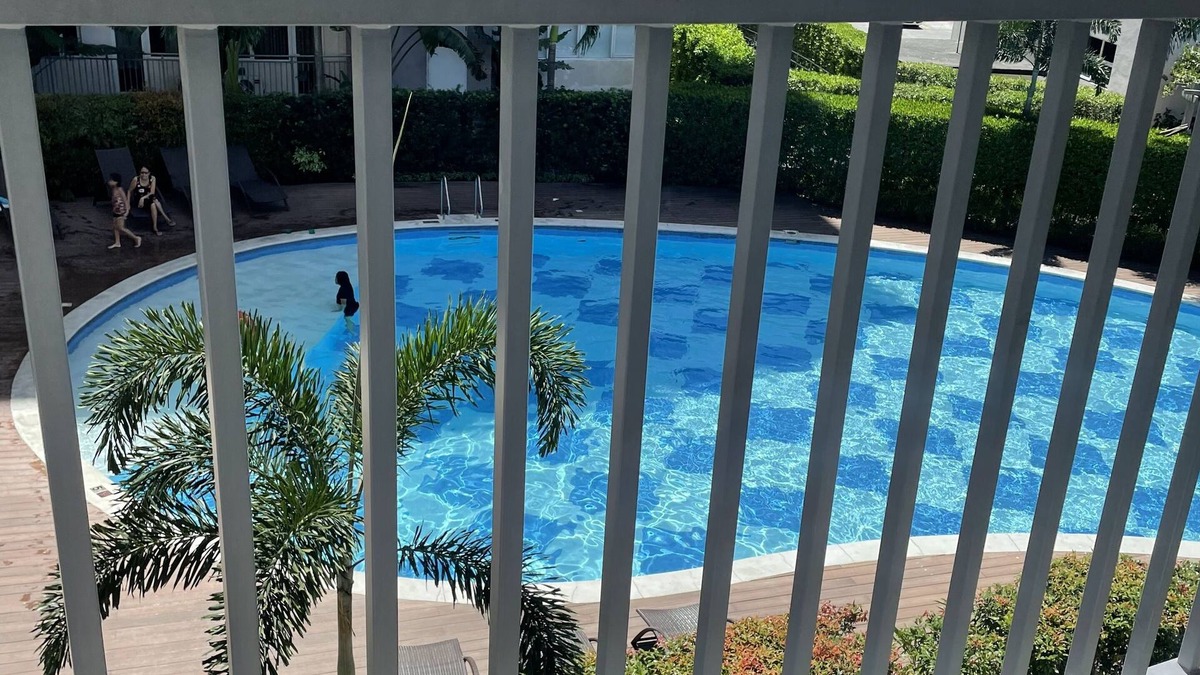 Las Pinas Condo | Luxurious Condo overlooking the pool