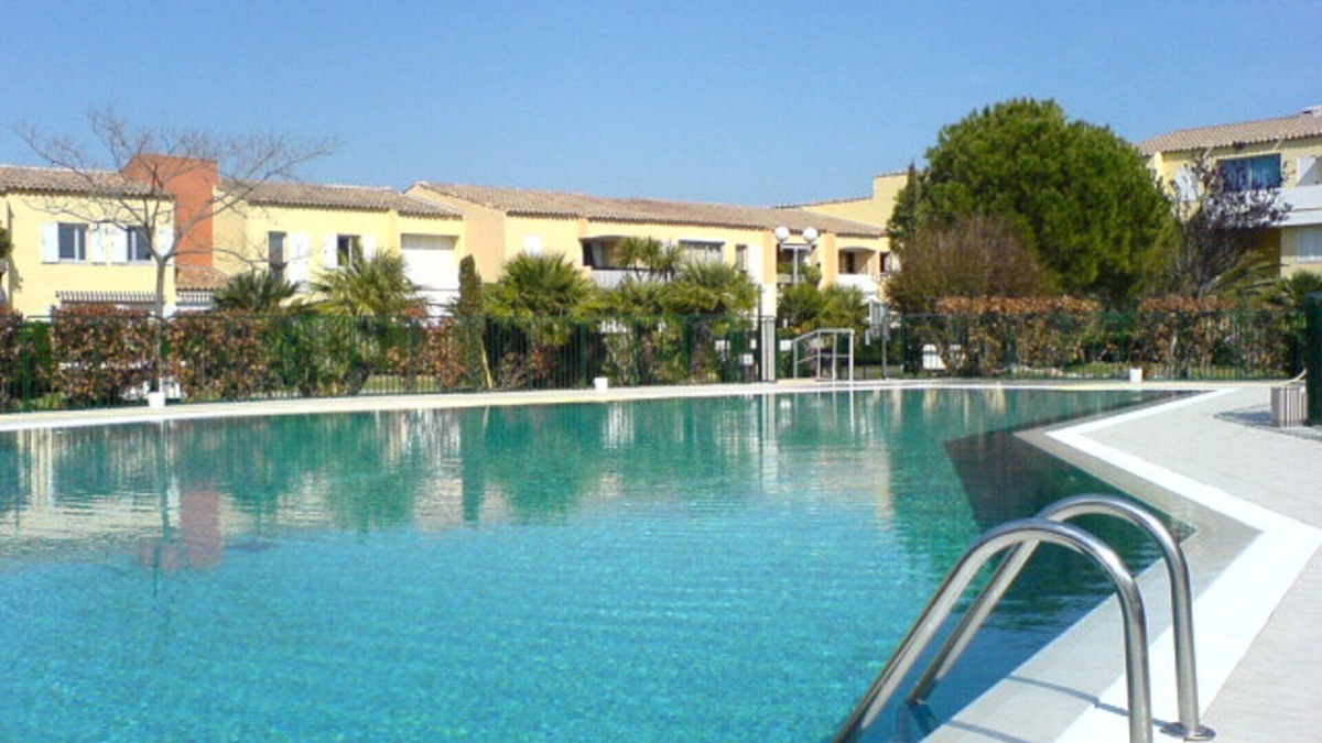 Cassis Apartment | LUXURIOUS CONDO with TERRACE, SWIMMING POOL + PARK + GARAGE & LINEN