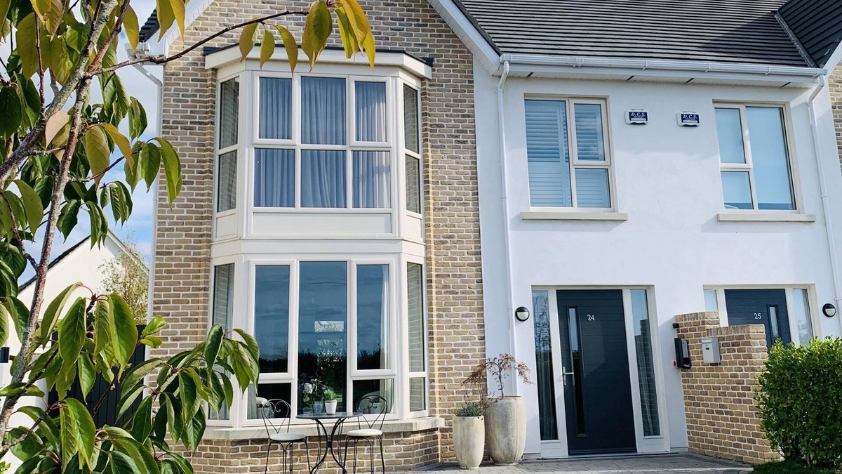 Blackrock House | Luxurious Cosy Home for Weekly or Monthly Rent