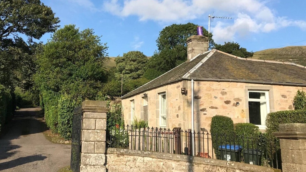 Kinnesswood Cottage | Luxurious cottage, accessible & pet friendly, beautiful location, stunning views
