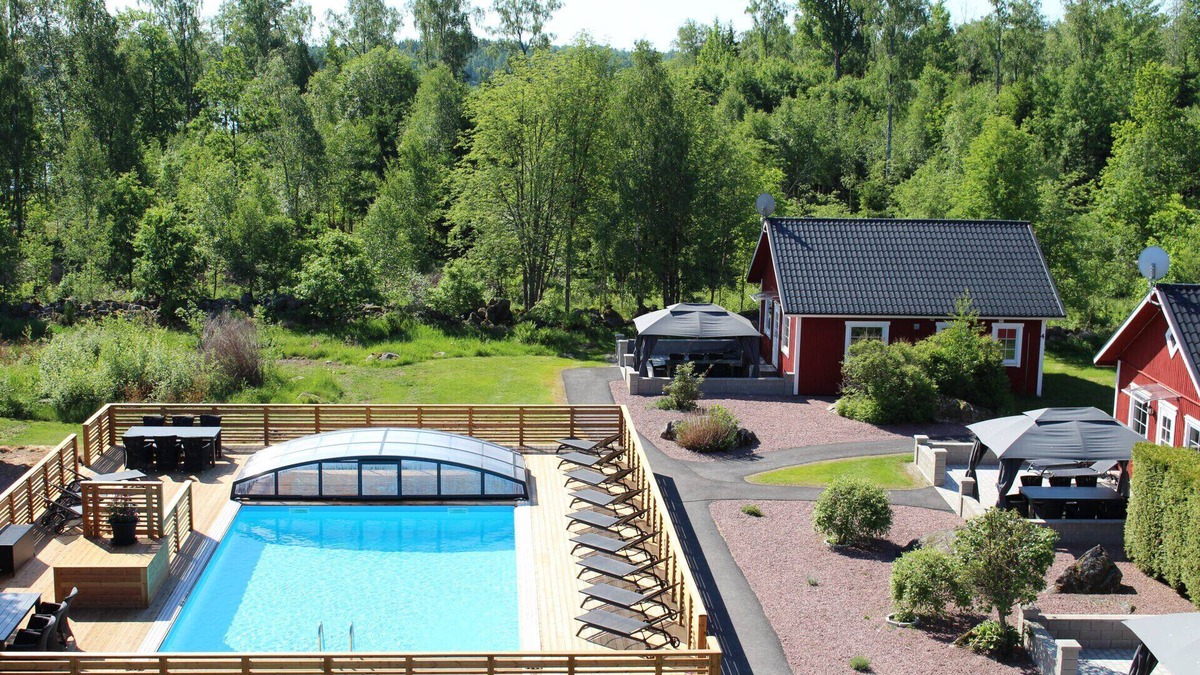 Vackelsang Ski Chalet | Luxurious cottage with lake view, Boat and heated swimming pool outside the door
