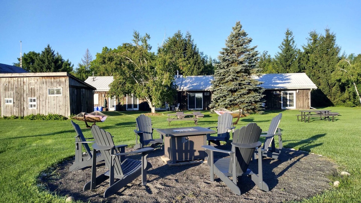 Rideau Lakes Cottage | Luxurious country living at its best with sauna, swimming pool & games room