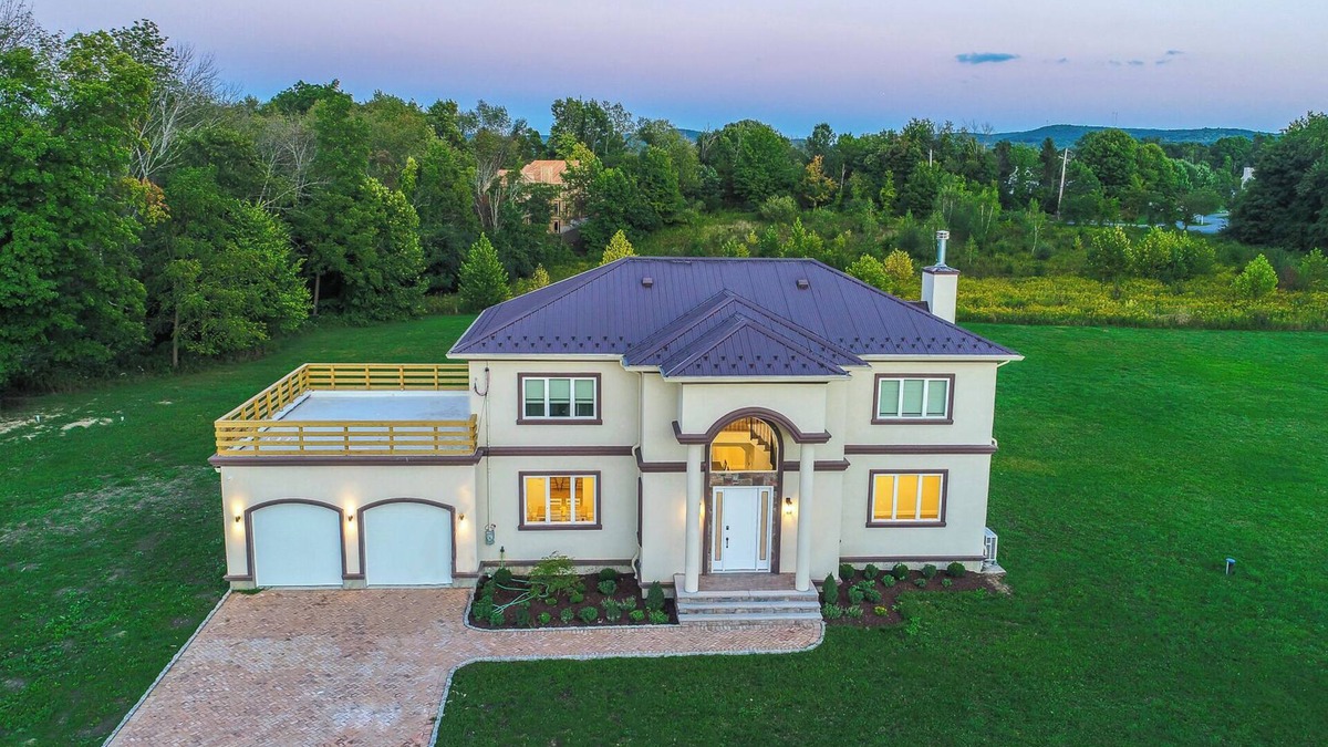 Warwick House | Luxurious Countryside Retreat: 4 Private Baths, Rooftop Deck, Serene Setting