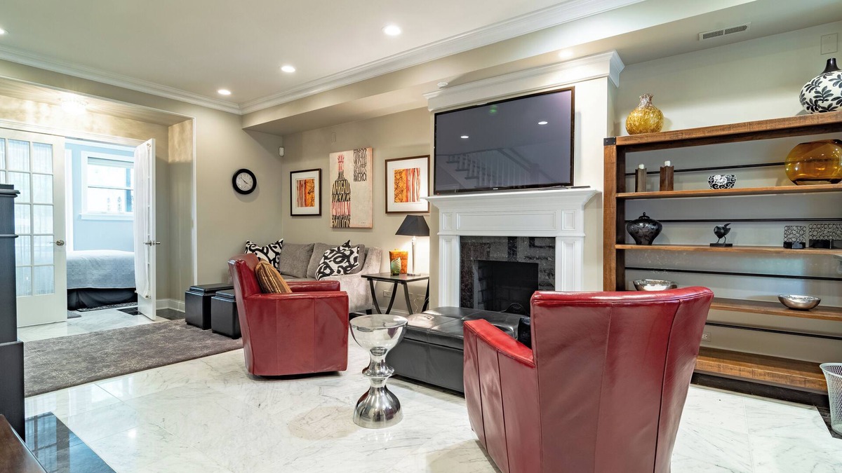 Rush and Division Villa | Luxurious Cozy 4BR 4-Story Gold Coast Villa with Free Parking