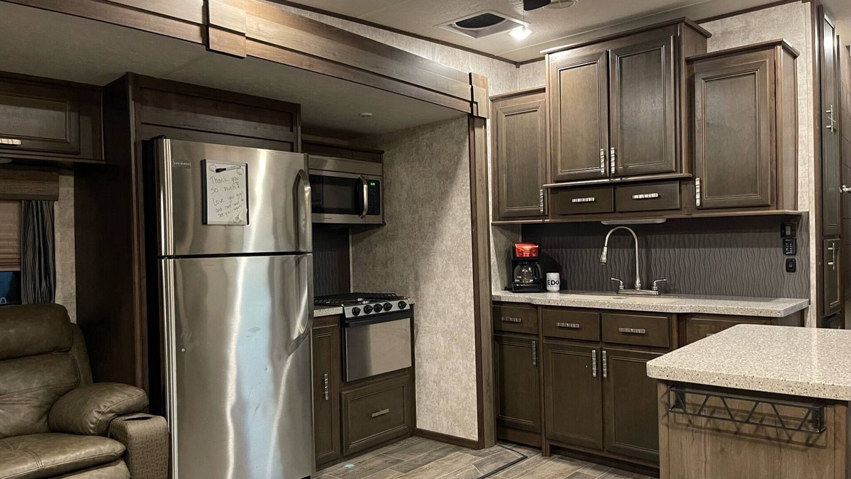 Lexington House | Luxurious Cozy RV Open Range Glamping Experience