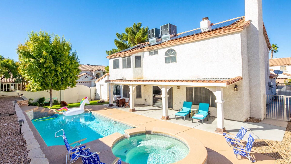Whitney Ranch House | Luxurious & Cozy ⛱SUNNY PRIVATE Pool★PETS ALLOWED★PVT Yard★Arcade Game Room