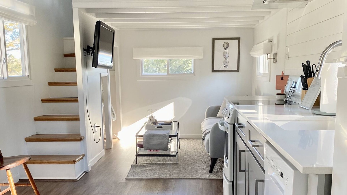 Birdsnest House | Luxurious Creekside Tiny Home-1 minute walk to the beach