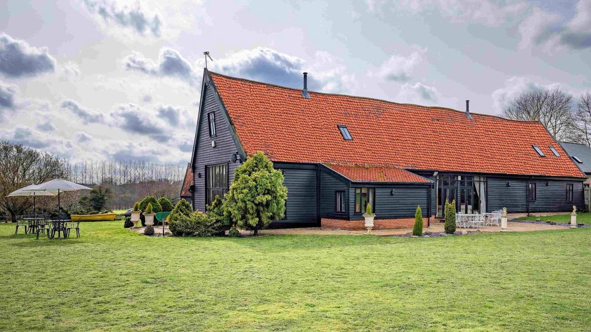 Needham Market House | Luxurious Doves Barn with 8 person Hot tub near Needham Market, Suffolk