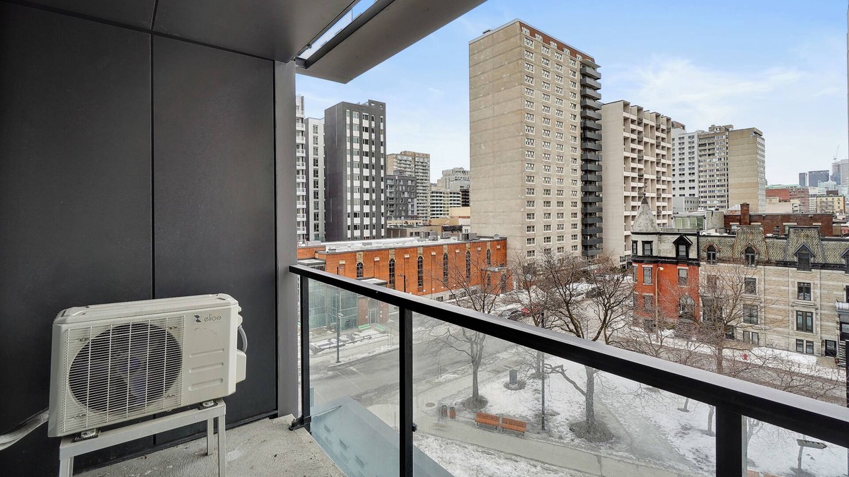 Downtown Montreal Apartment | Luxurious Downtown Condo, 3 minutes to the Metro