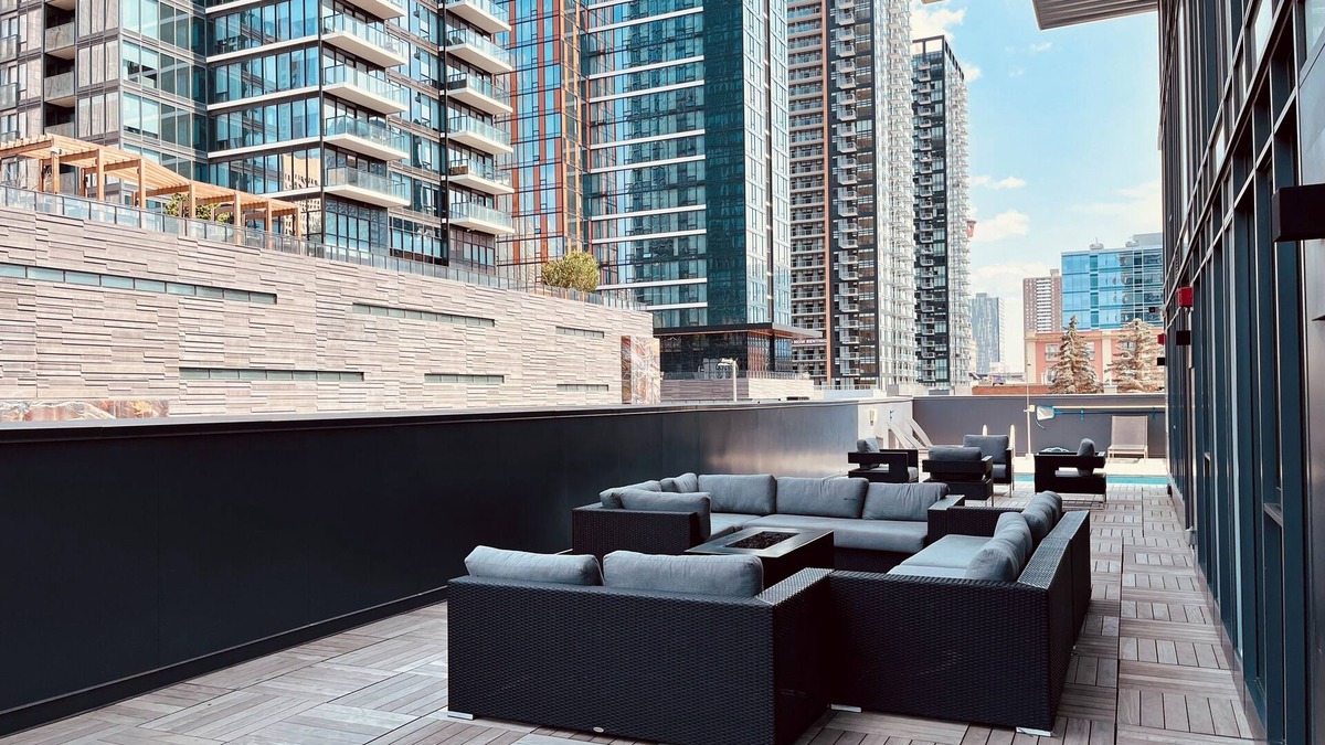 Connaught Condo | Luxurious downtown condo | pool | gym | A/C | free parking