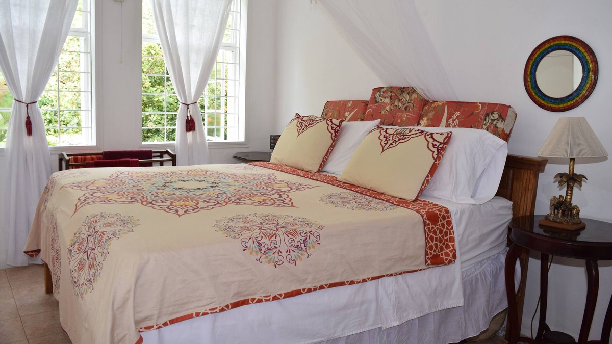 Pine Gardens House | Luxurious Eco friendly, Vegetarian Suite in the Hummingbird Apartment