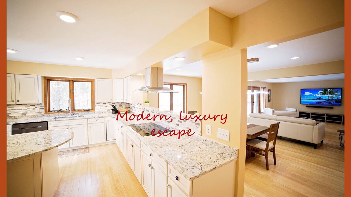 Columbus House | Luxurious Estate by Brown County (40+ Private Acres And A Pond); Great Amenities