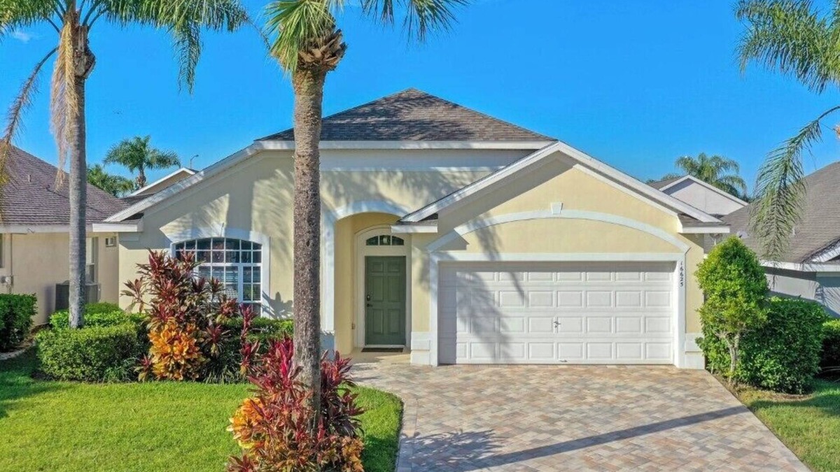 Four Corners Villa | Luxurious Executive Villa 20 mins from Disney, Private Pool/Spa, Games Room