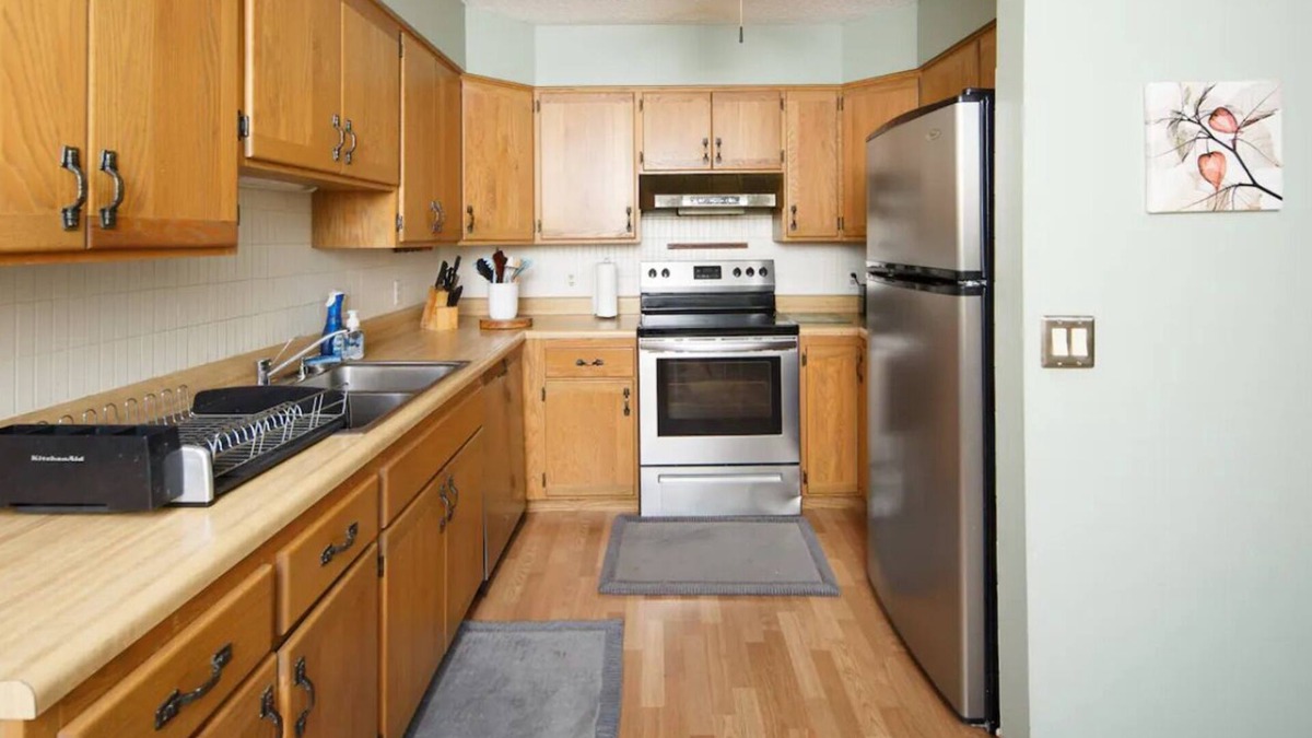 Moline Condo | Luxurious Faimly-friendly nEatery,Walmart,JohnDeere World Headquarters&lot more.