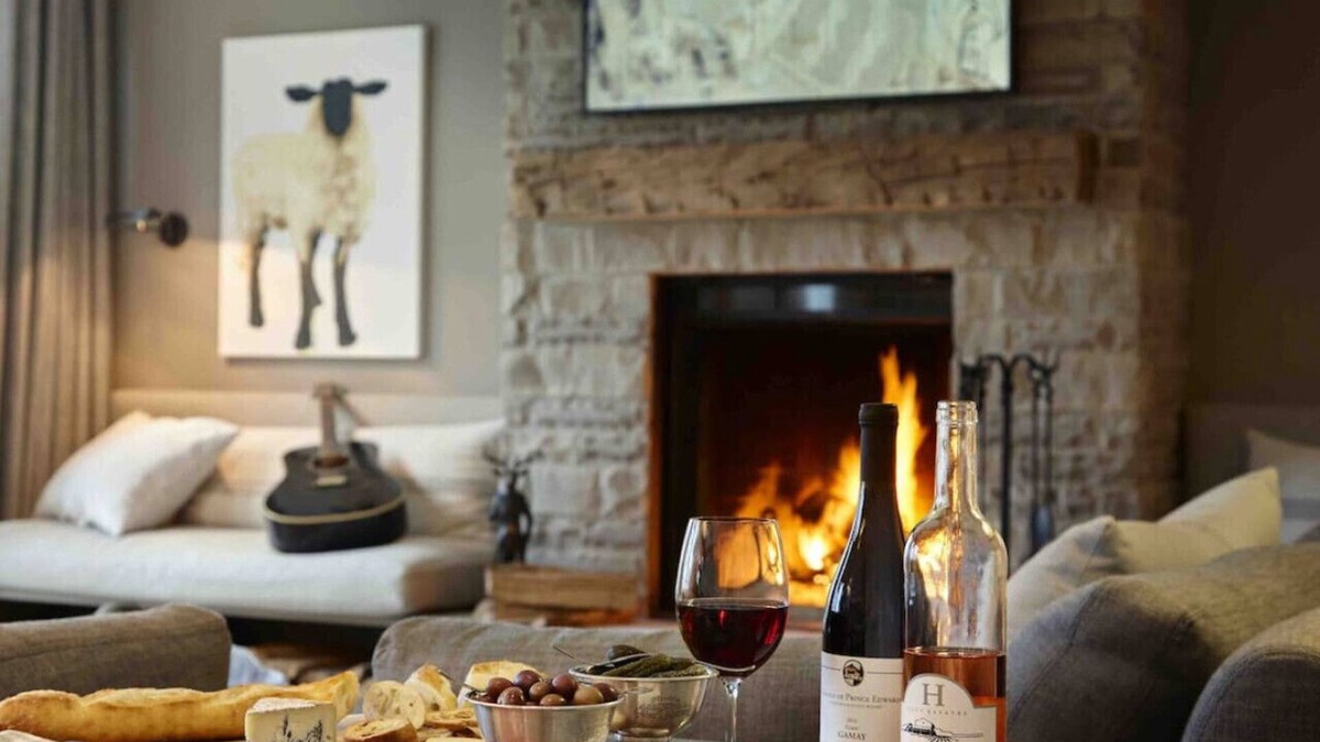 Picton House | Luxurious farmhouse on Westlake Shore Sandbanks