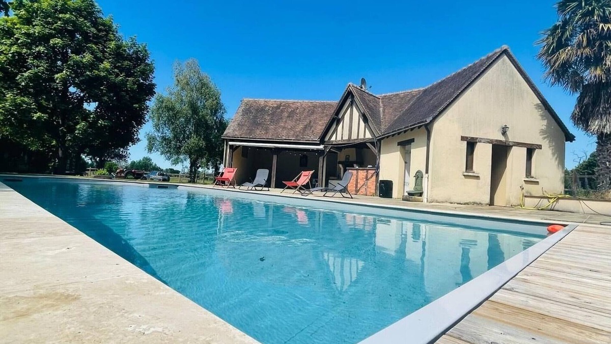 Le Lude Cottage | Luxurious Forest Retreat: Tennis, Pool, BBQ, Fireplace & More!