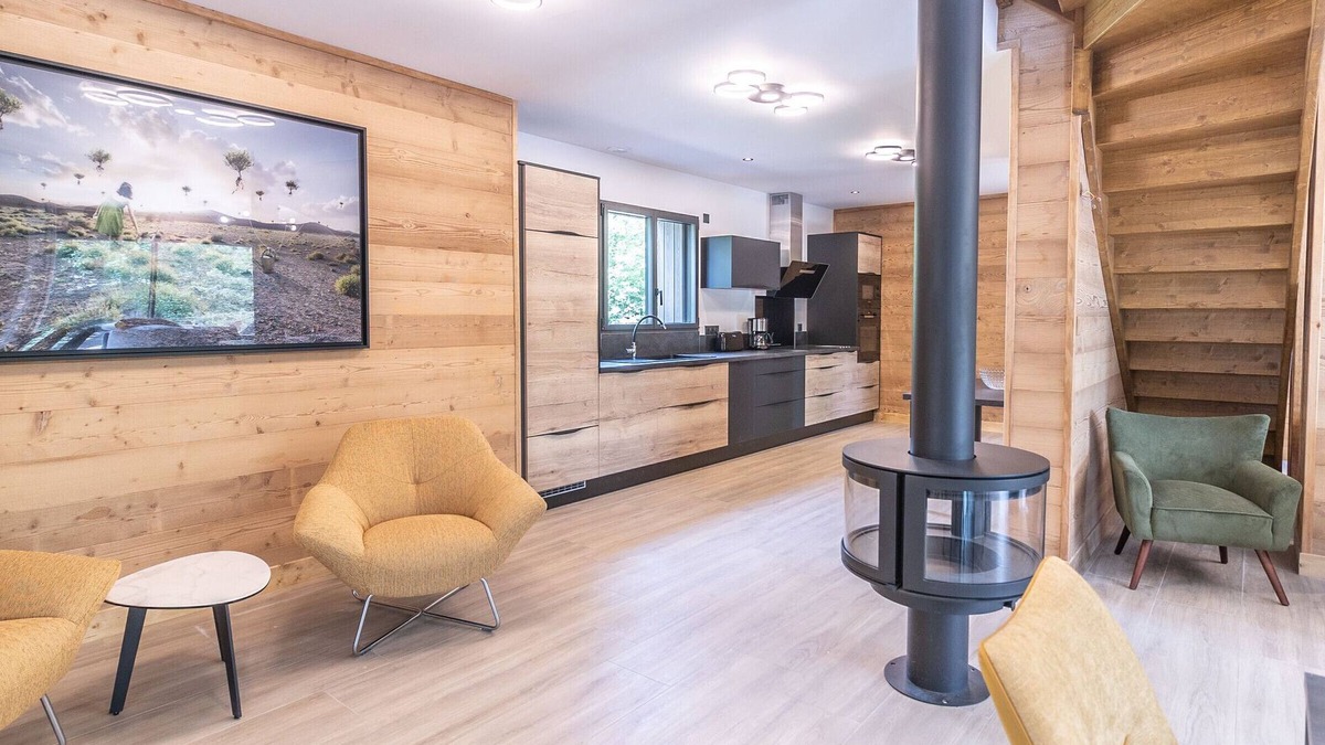 Le Chambon-sur-Lignon Cottage | Luxurious Lodge with Private Hot Tub, Gym & Covered Pool by Golf Course