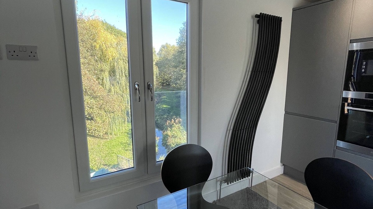 Shottery Apartment | Luxurious 1 bed top floor apartment with parking