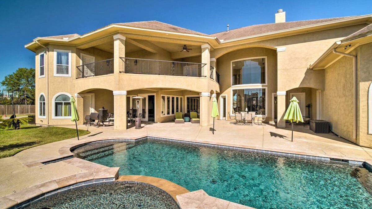 Humble House | Luxurious Getaway w/pool! 4 min from airport!